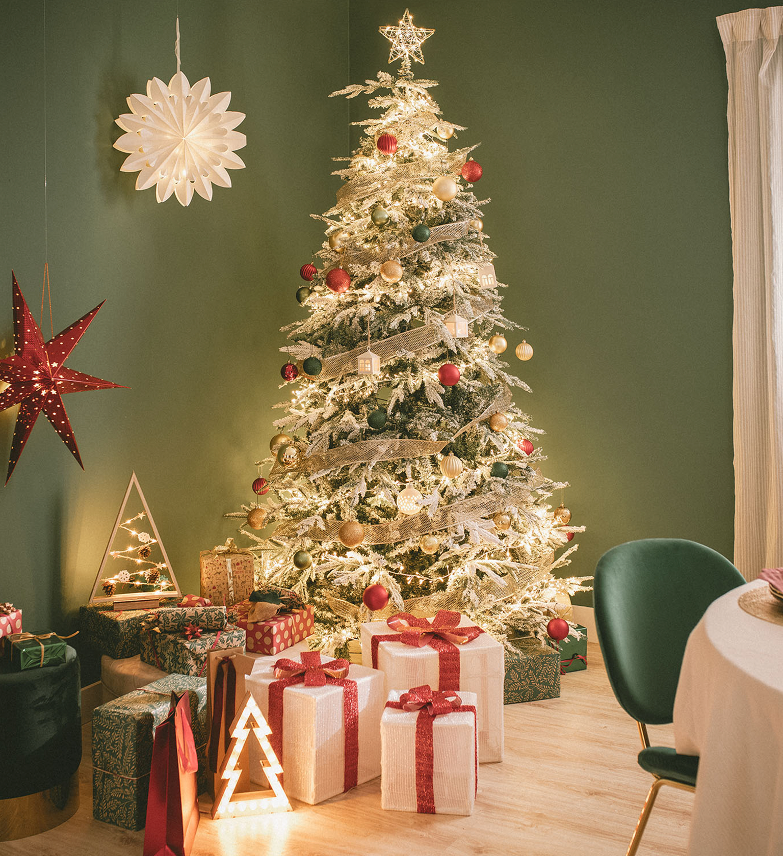 Fotografia de uma árvore de Natal complementada com iluminação LED